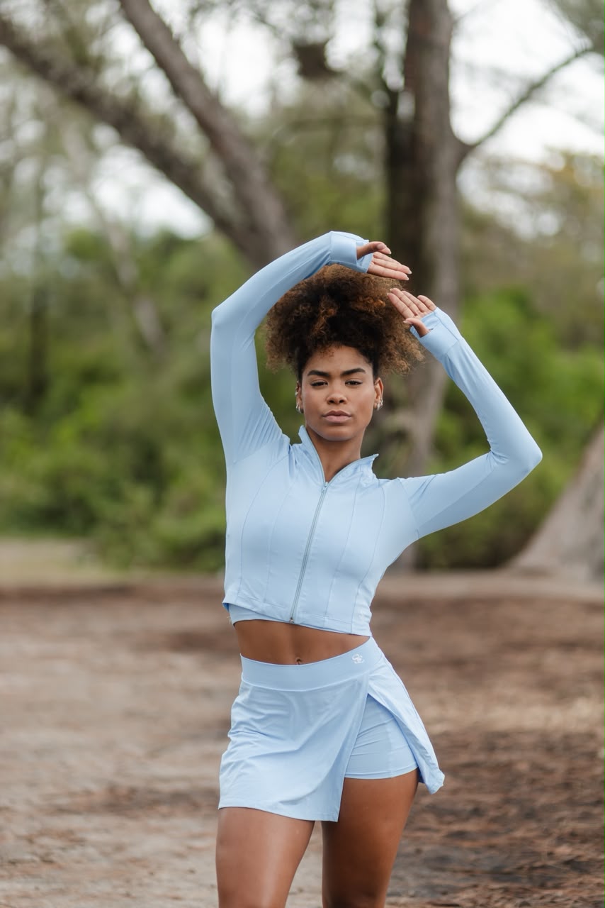 Modelo veste conjunto azul em movimento