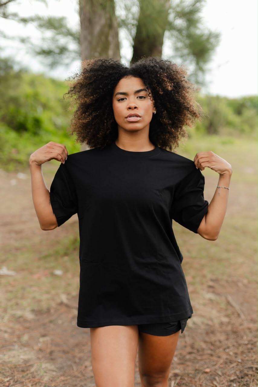 Modelo veste camiseta preta Sencíe