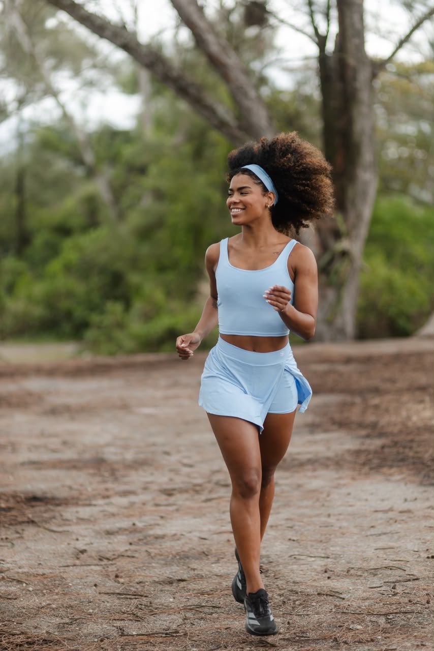 Modelo corre com conjunto azul Sencíe