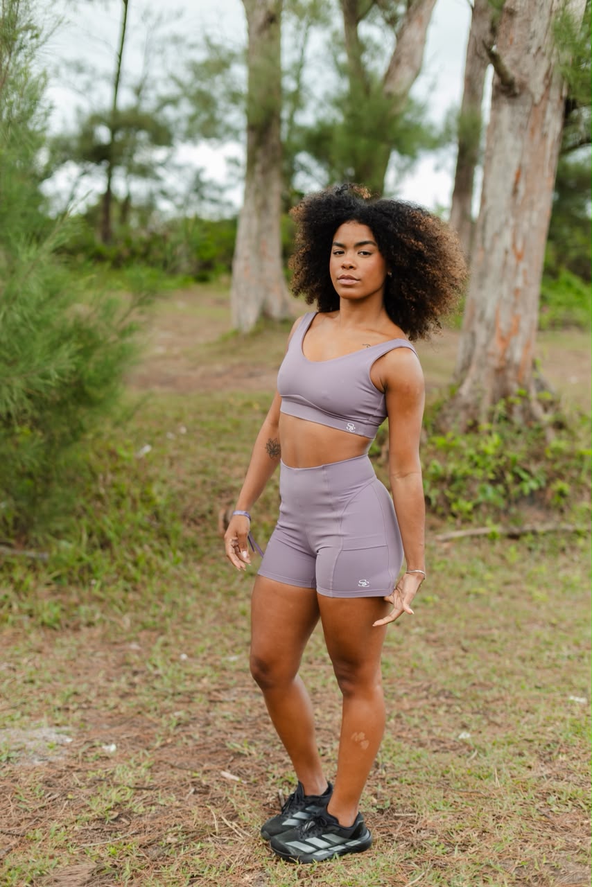 Retrato de corpo inteiro com conjunto lilás