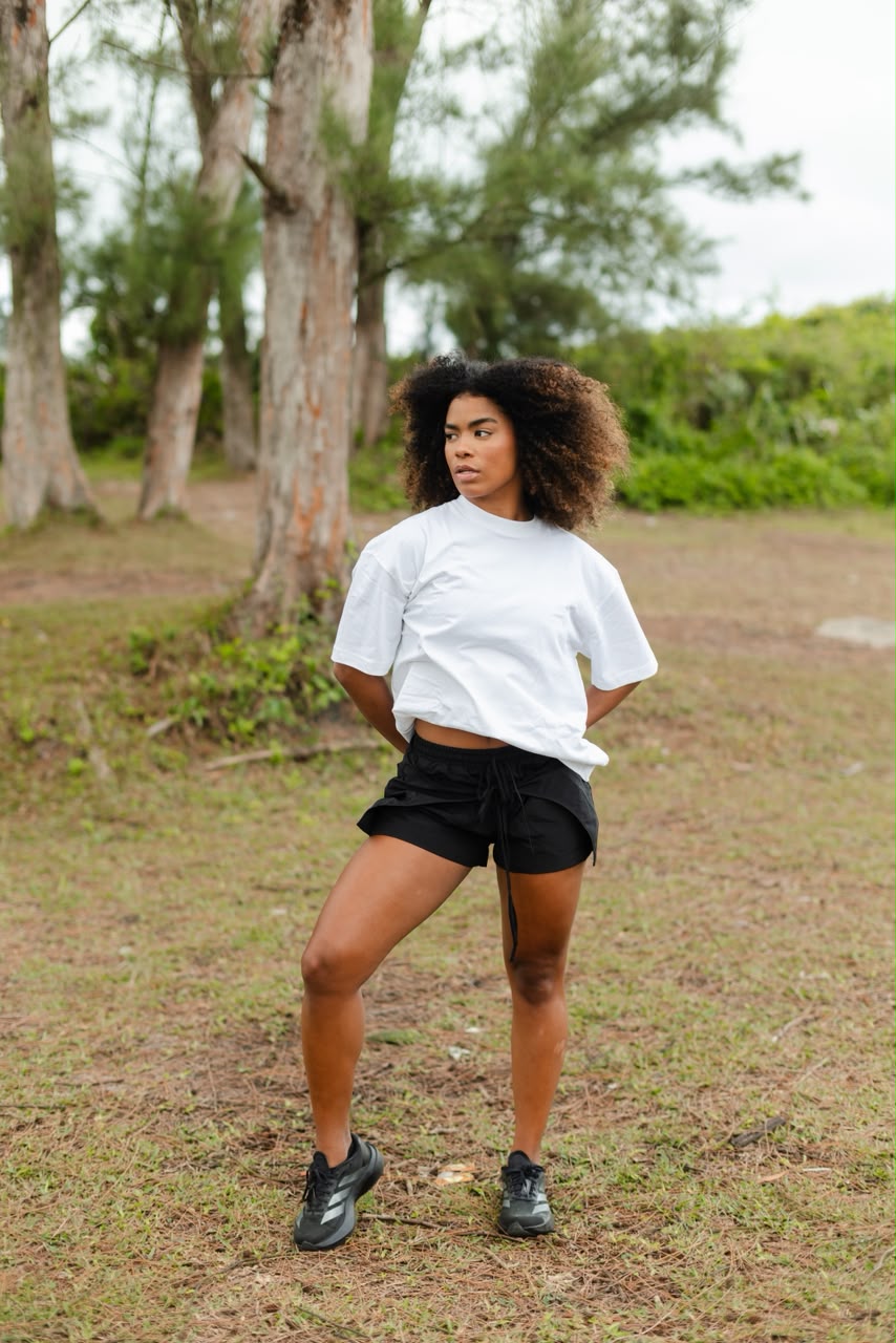 Modelo veste camiseta branca e short preto