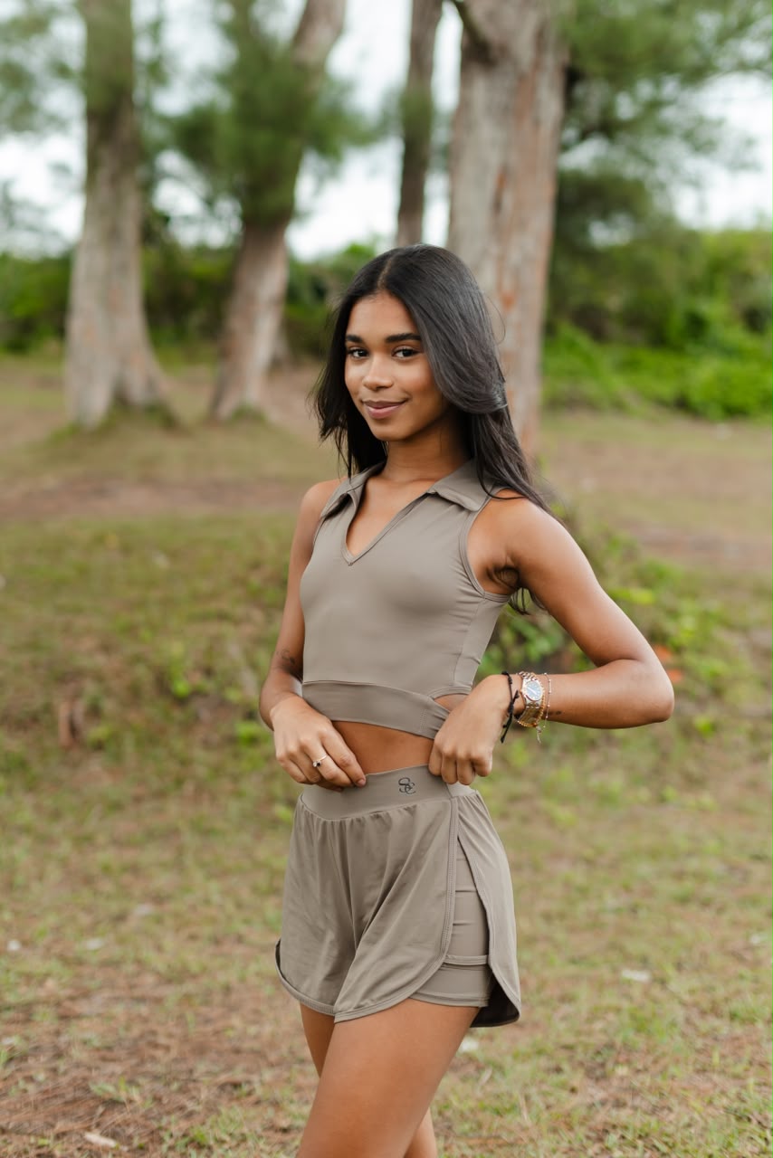 Modelo Sencíe veste conjunto em tom terroso