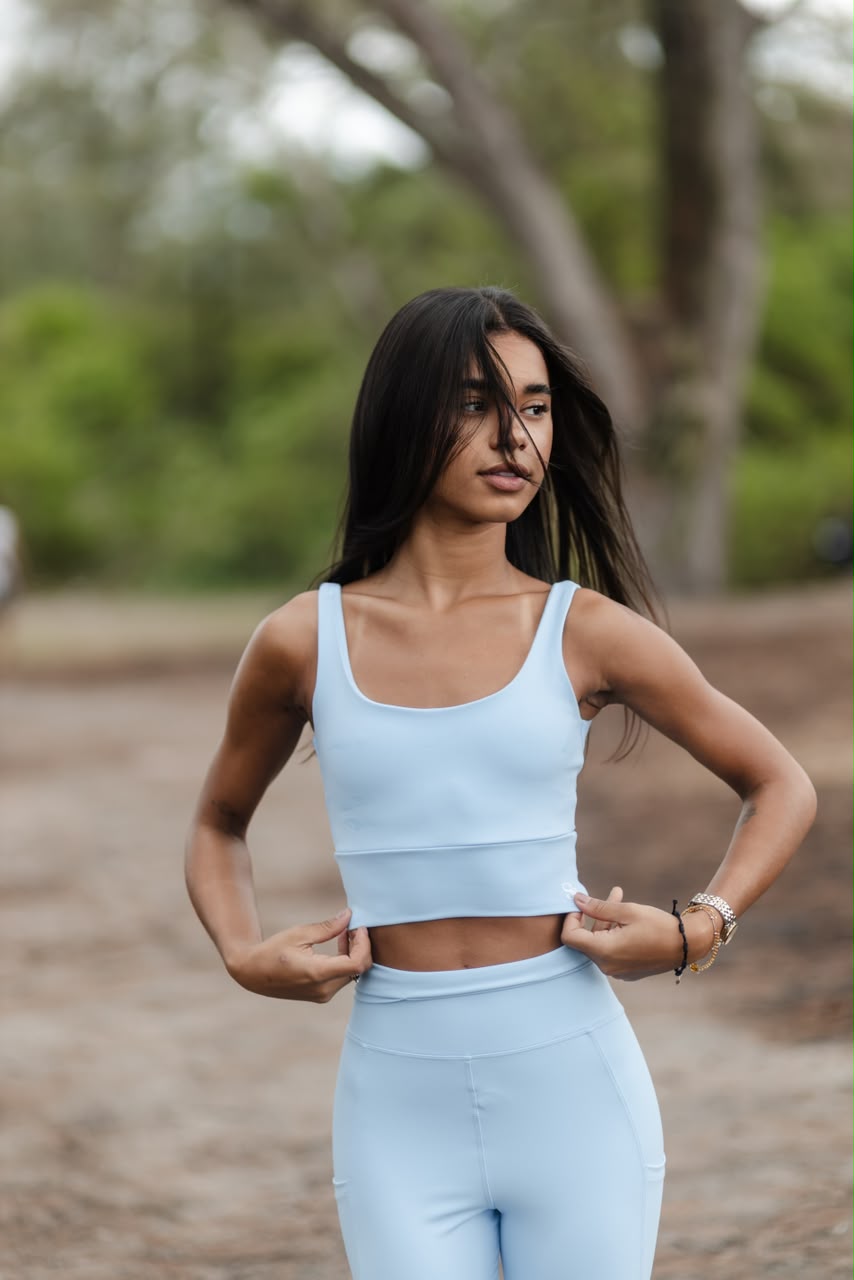 Modelo veste conjunto azul claro Sencíe